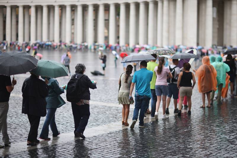 roma e vaticano com chuva