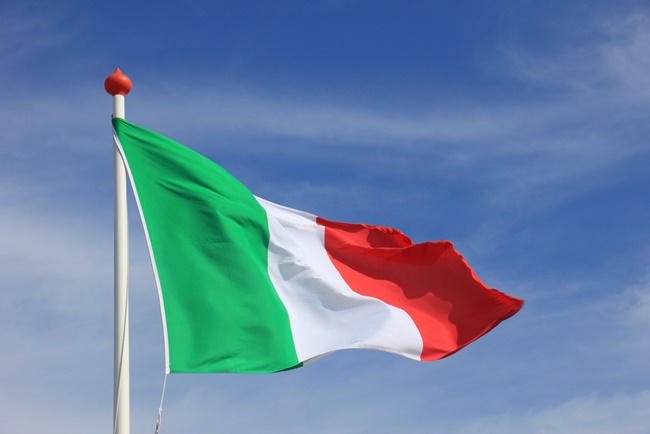 bandeira italiana esventoando