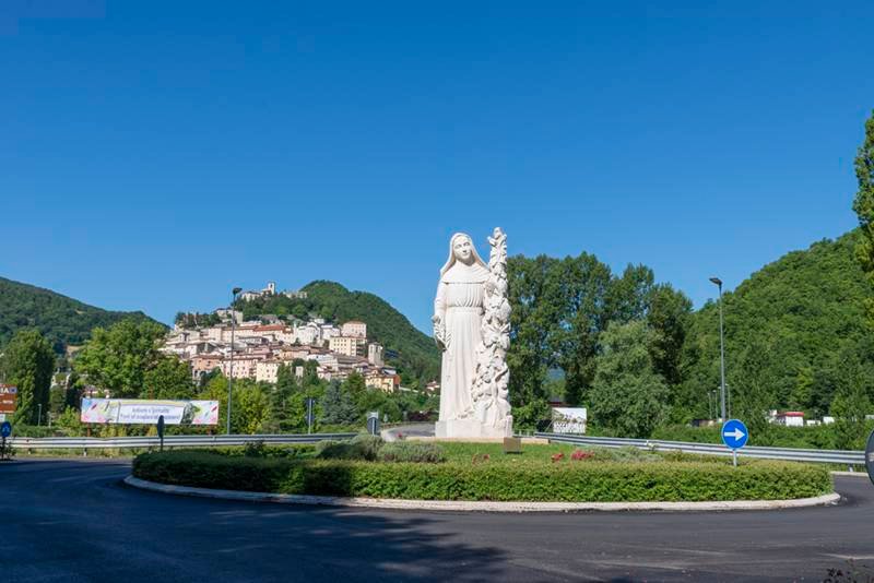 monumento em homenagem a santa rita de cassia